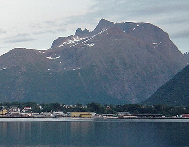 Fil:Trolltindan-from-Aandalsnes.jpg