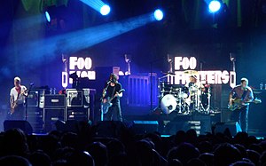 Foo Fighters uppträder under en konsert 2007