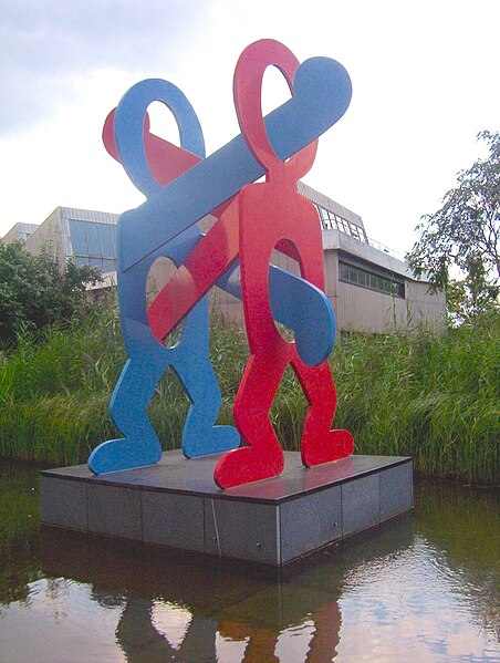 Fil:Boxer von Keith Haring, 1987, Berlin.jpg