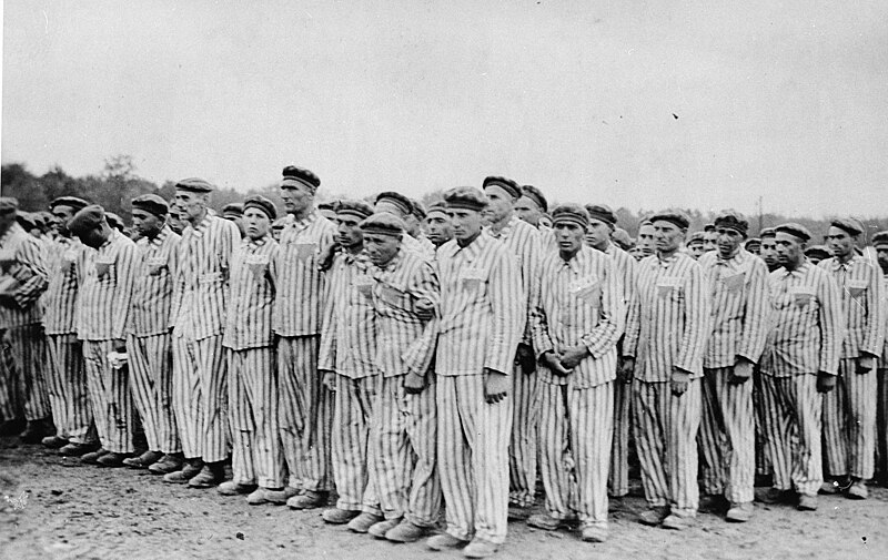 Fil:Buchenwald Prisoners Roll Call 10105.jpg