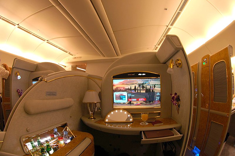 Fil:Emirates Boeing 777-200LR First Class Suite.jpg