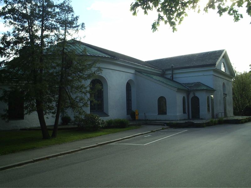 Fil:Uddevalla kyrka, sakristian mellan koret och norra korsarmen, den 3 juni 2006.JPG