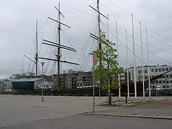 Sigyn vid kaj i Åbo, med akterdäcket övertäckt för någon reparation