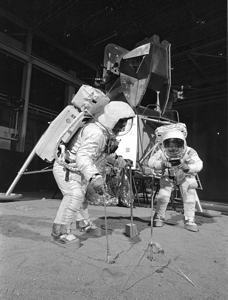 Fil:Apollo 11 Crew During Training Exercise - GPN-2002-000032.jpg