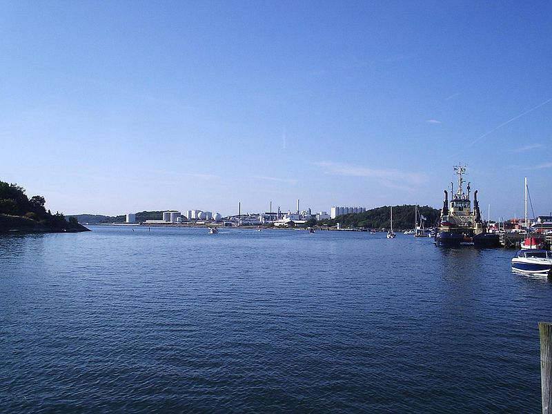 Fil:Hamnmiljö och petrokemisk industri i Stenungsund, den 26 juli 2006.JPG