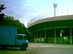 Harlaching Gruenwalder Stadion Westkurve LKW.jpg