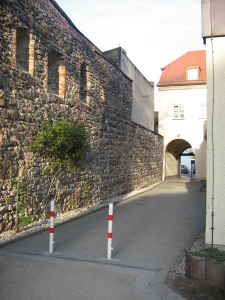 Fil:Strausberg Stadtmauer.JPG