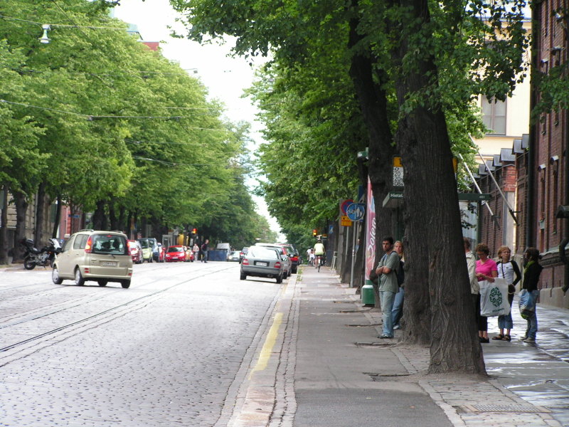 Fil:Tram and bus stop on Bulevardi Helsinki.jpg