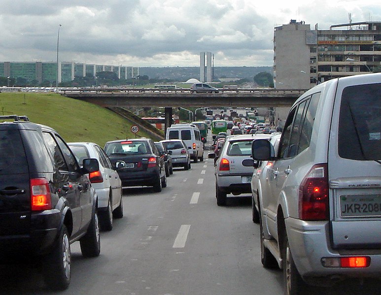 Fil:Traffic Congestion Brasilia.jpg