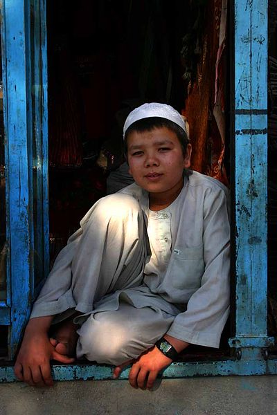 Fil:Boy in Mazar-e Sharif - 06-16-2005.jpg