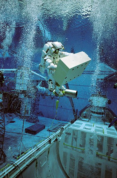 Fil:Christer Fuglesang underwater EVA simulation for STS-116.jpg