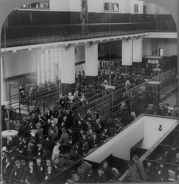 Fil:Ellis Island arrivals.jpg