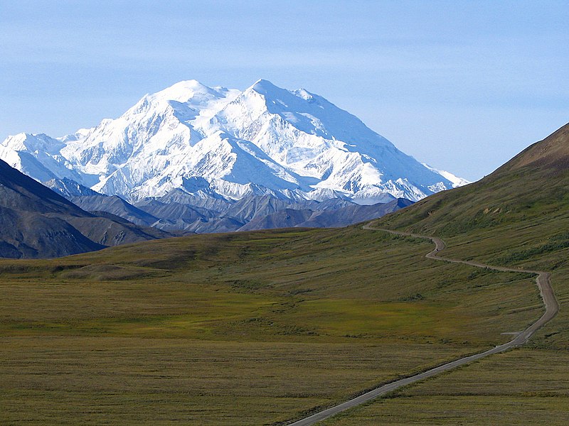 Fil:Mount McKinley and Denali National Park Road 2048px.jpg