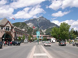 Banff Avenue med Cascade Mountain i bakgrunden.