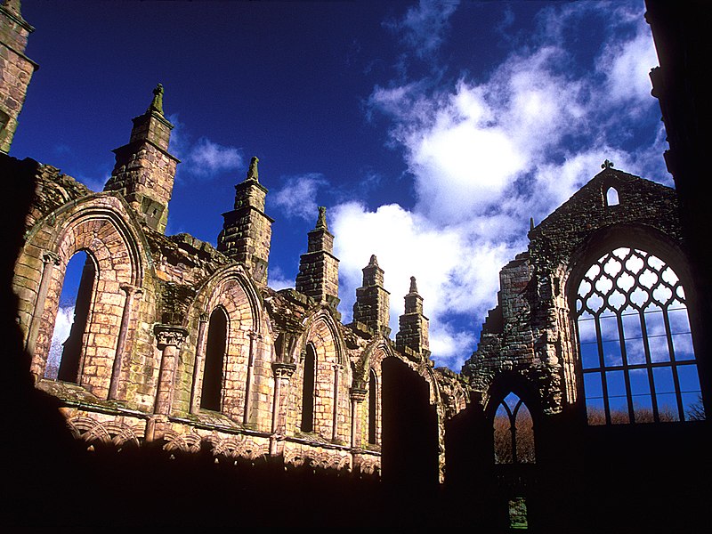 Fil:Holyrood Abbey - Edinburgh.jpg