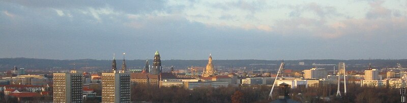 Fil:Dresdenpanorama mit Frauenkriche Kreuzkirche Hofkirche,Rudolf Harbig Stadion und Wohngebäuden.jpg