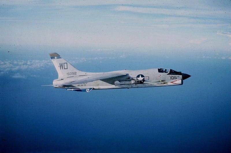 Fil:F-8E VMF-212 CVA-34 1965.jpg