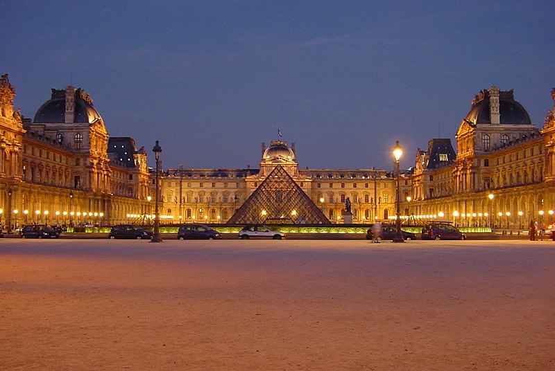 Fil:Louvre at night centered.jpg