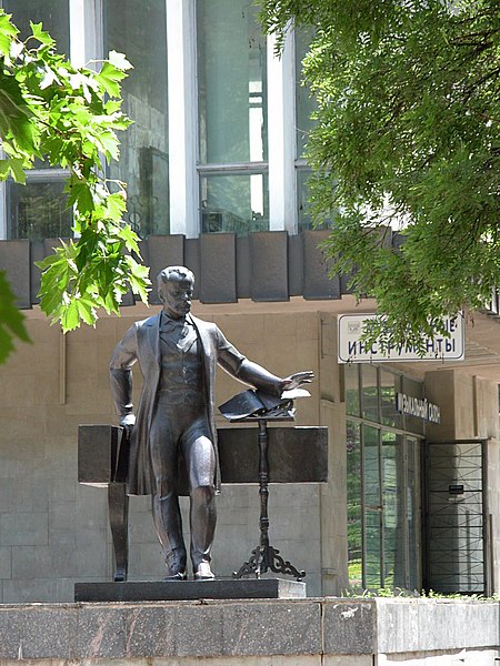 Fil:Памятник Чайковскому.jpg