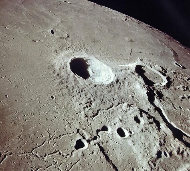 Fil:Aristarchus and Herodotus craters Apollo 15.jpg