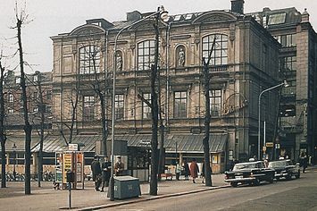 Hamngatan före och efter Norrmalmsregleringen. Bilden till vänster är från 1964 och viser Blancheteatern vid Kungsträdgården, med vy mot väst. Bilden till höger är från våren 2009, i stället för Blanchteatern uppfördes 1969 Sven Markelius' Sverigehuset. 