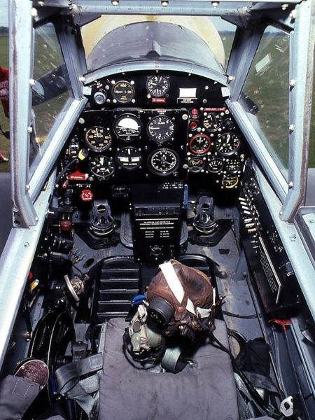 Fil:Cockpit HA 1112-M1L Buchon G-BOML.jpg