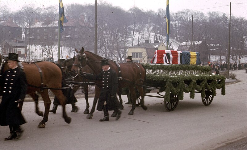 Fil:Horse drawn casket queen louise mountbatten of sweden.jpg