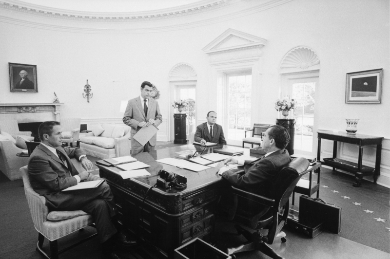 Fil:President Nixon and chief advisers 1970.png