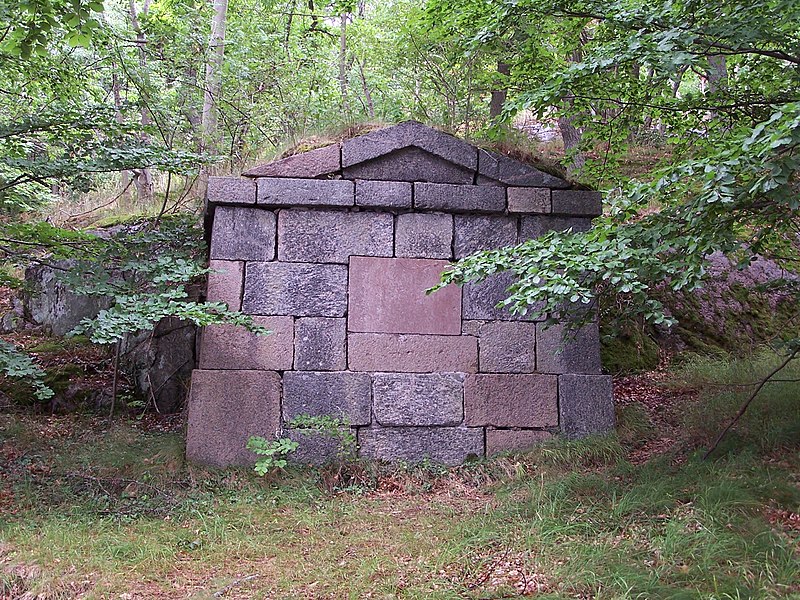 Fil:Skärva Chapman's tomb.jpg