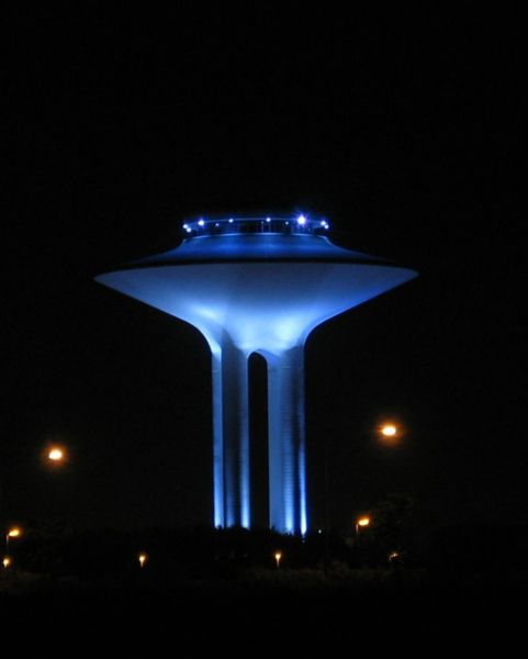 Fil:Hyllie vattentorn, på natten.JPG
