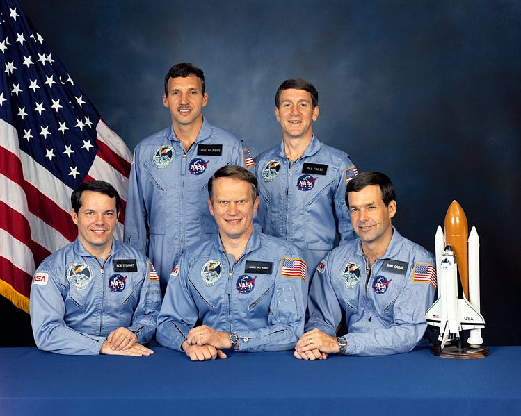 Fil:STS-51-J crew.jpg