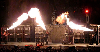 Rammstein använder eldkastare till låten Feuer frei! - Globen, Stockholm 18 november 2004