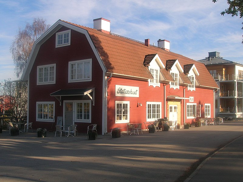 Fil:Stationshuset Saltsjöbaden 2005-10-29.jpg