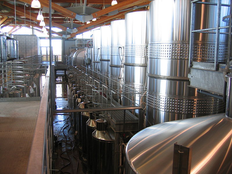Fil:Winery with fermentation tanks.jpg