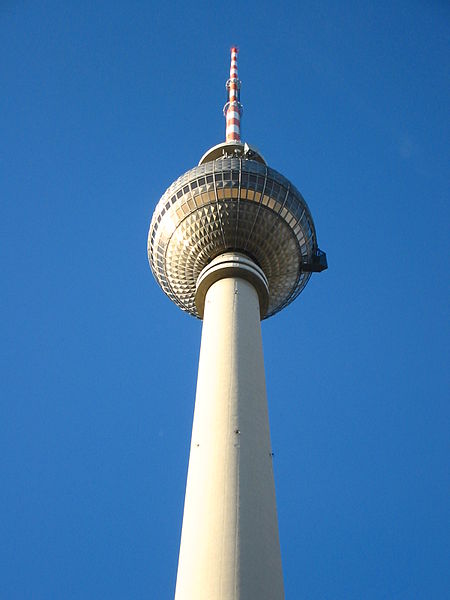 Fil:Berliner Fernsehturm - von unten.jpg