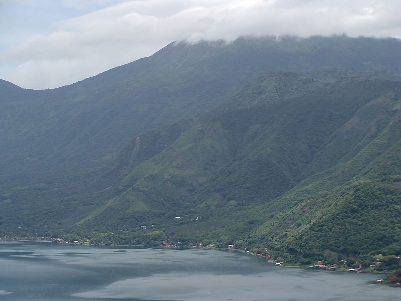 Fil:Ilamatepec cloud covered.JPG