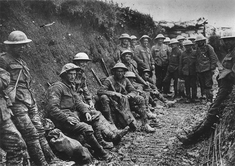 Fil:Royal Irish Rifles ration party Somme July 1916.jpg