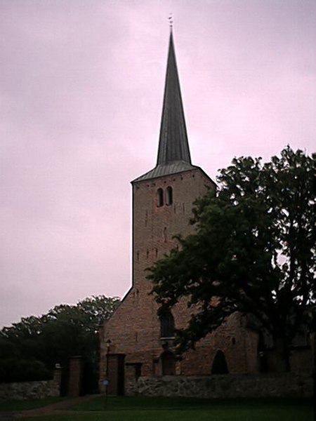 Fil:Genarps kyrka framifrån.jpg