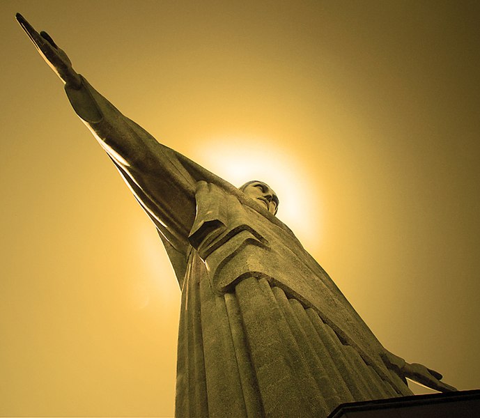 Fil:Cristo Redentor viewed from the base.jpg