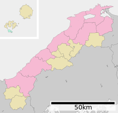 Karta över Shimane prefektur. Städer i vinröd ton, köpingar och byar i grått.
