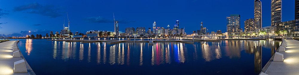 En panoramabild över Melbournes hamn och skyskrapor