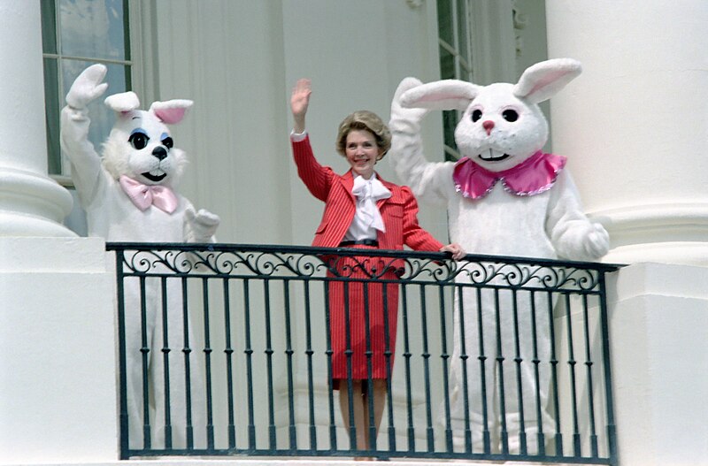 Fil:Nancy Reagan WH Easter Egg Roll 1981 wave.jpg