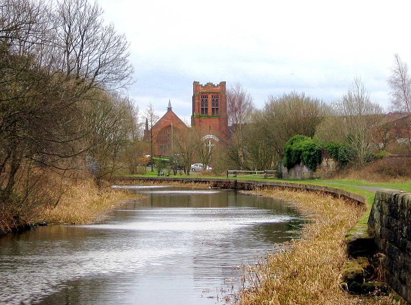 Fil:Ruchill Church at canal.jpg