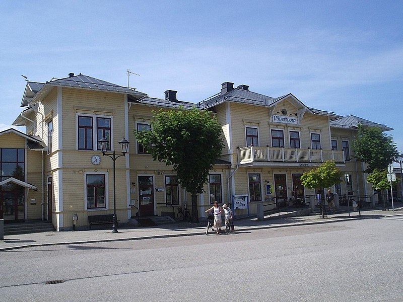 Fil:Vänersborgs järnvägsstation, den 5 juli 2006.JPG
