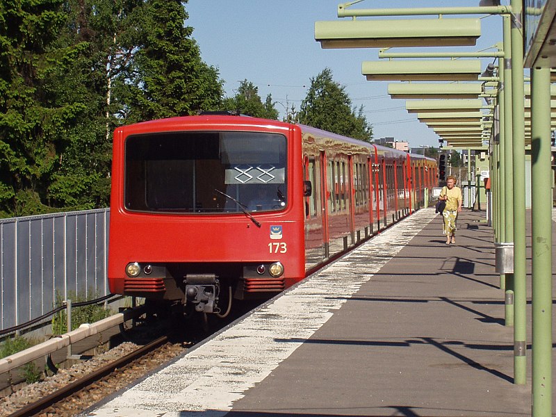 Fil:Metro Helsinki Kulosaari Train.JPG