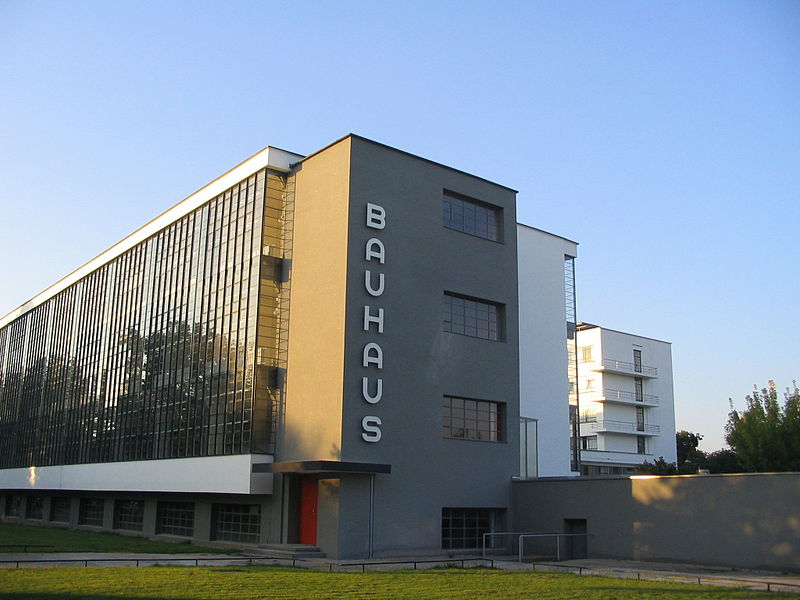 Fil:Bauhaus-Dessau main building.jpg