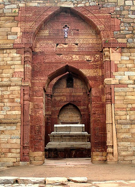 Fil:Tomb of Iltutmish, Qutb Minar complex, Mehrauli.jpg