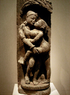 Statyett från Östra Ganges- dynastin, 1200-talet, nu på Metropolitan Museum of Art, New York. Den indiska konsten rör sig inte med samma tabun som i västvärlden. Erotiska motiv har länge varit vanliga.