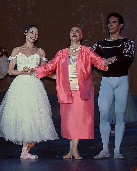 Fil:Alicia Alonso avec le ballet national de Cuba (Grand Palais, Paris) (955235920).jpg