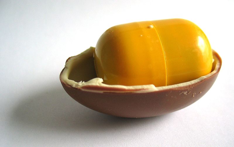 Fil:Kinder Surprise halved.jpg